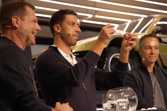 Die fünfte Auflage des Porsche Fußball Cup beginnt mit einem Charity-Training um Nachwuchsspieler und Nachwuchsspielerinnen verschiedener kultureller Hintergründe zu verbinden und der Auslosung der Gruppenspiele des anstehenden Turniers.