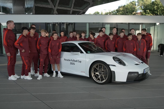 Footage zur Auslosung der Gruppenspiele des Porsche Fußball Cup mit Sami Khedira im Porsche Museum in Stuttgart.