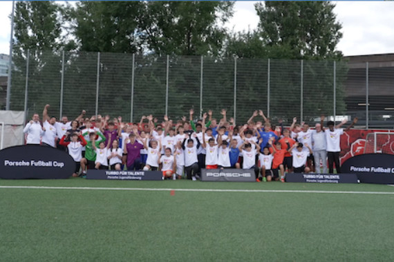 Footage zum Auftakt-Training der "Bunt-kickt-gut"-Initiative um junge Kicker und Kickerinnen verschiedener kultureller und sozialer Herkunft zu verbinden.