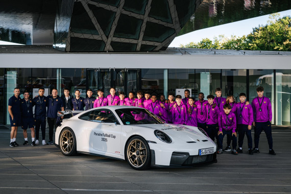 Porsche Fußball Cup 2025: FC Barcelona vor dem Porsche Museum