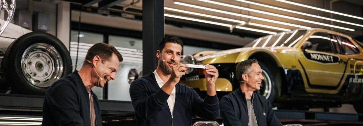 Porsche Fußball Cup 2025: Porsche-Markenbotschafter Sami Khedira (m.) und Dr. Sebastian Rudolph, Leiter Öffentlichkeitsarbeit, Presse, Nachhaltigkeit und Politik (r.)