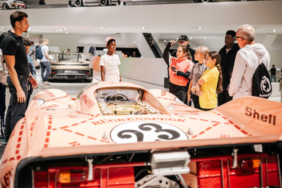 Porsche Fußball Cup 2025: Organisation "Bunt kickt gut" im Porsche Museum
