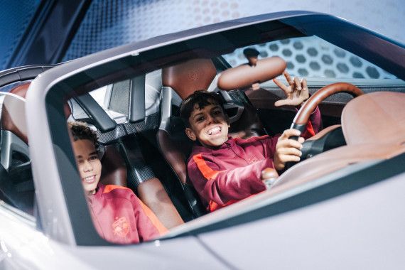 Porsche Fußball Cup 2025: Spieler der RB Fußball Akademie Salzburg im Porsche Museum