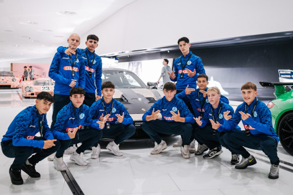 Porsche Fußball Cup 2025: Spieler der Stuttgarter Kickers im Porsche Museum