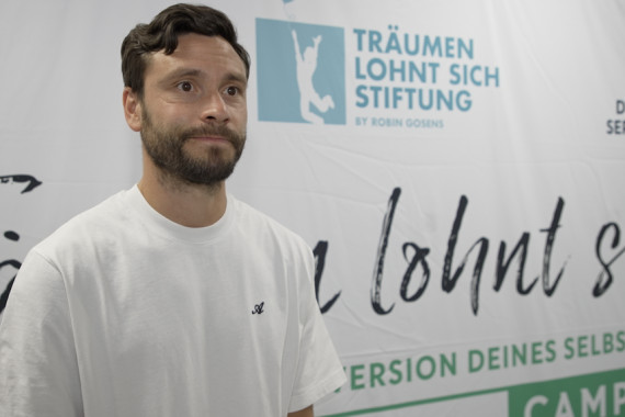 Im Interview spricht der ehemalige Nationalspieler Jonas Hector u.a. darüber, warum es wichtig ist, mentale Gesundheit auch im Sport in den Fokus zu rücken und darüber, warum das 'Träumen lohnt sich'-Camp so wichtig ist.