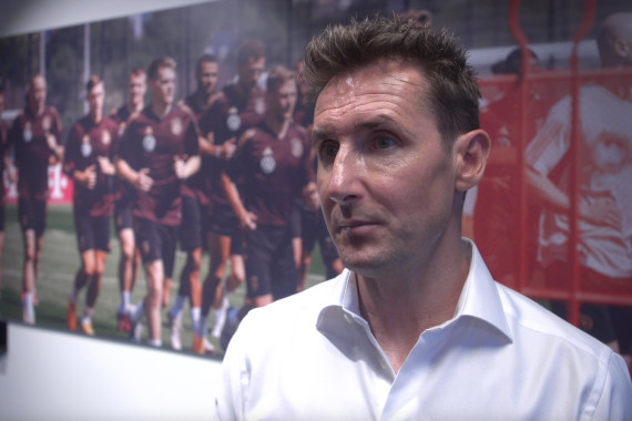 Im Interview spricht Miroslav Klose, deutscher Fußballtrainer und ehemaliger Fußball-Nationalspieler, u.a. über die Verleihung der "Torjägerkanone für alle" und seinen Austausch mit den Torschütz*innen.