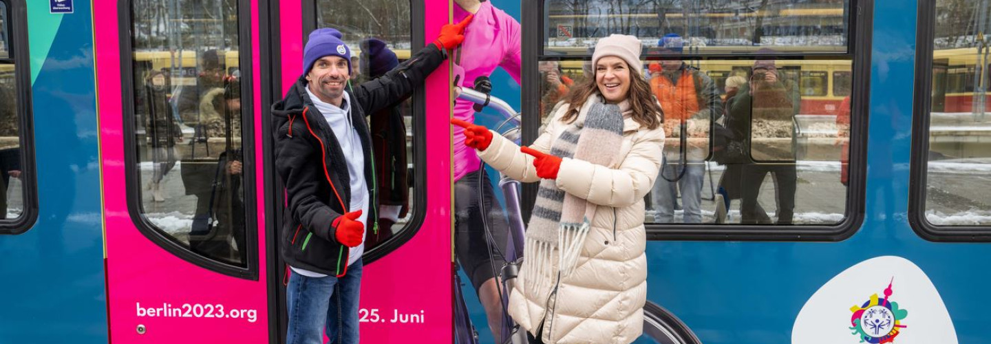 Radsportler Robert Herberg und Katarina Witt vor Weltspiele-Zug
