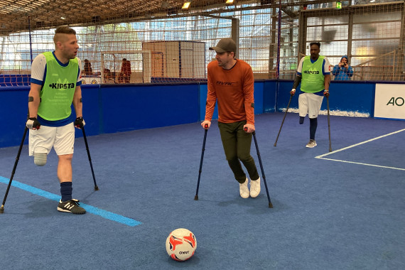 Philipp Lahm beim Amputierten-Fußball.jpeg