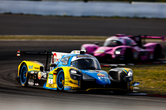 Alexzander Kristiansson (links) und Oscar Tunjo (rechts) auf dem Weg zum ersten Podestplatz des Schweden