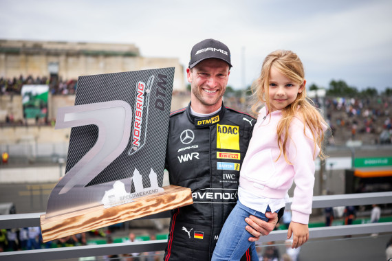 Besonderer Moment: Maro Engel mit Tochter Sophia auf dem DTM-Podium