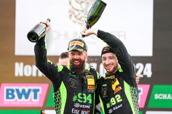 Große Freude auf dem Podium bei Nicki Thiim und Mirko Bortolotti (l-r)