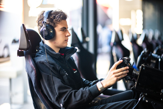Die Erfahrungen aus dem Sim-Racing haben Morris Schuring für seine Karriere geholfen