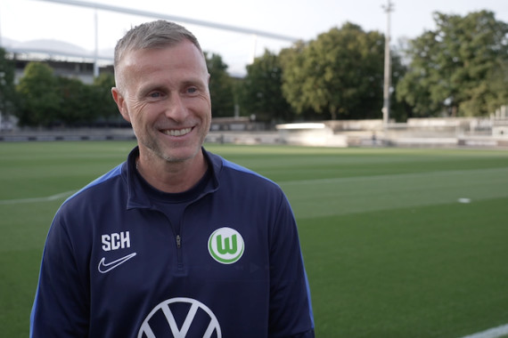 Im Interview blicken Ingo Schlösser (U15-Cheftrainer des VfL Wolfsburg), Adin Delic (U15-Spieler des VfB Stuttgart) sowie Dijari Peci (U15-Spieler der Stuttgarter Kickers) auf den ersten Turniertag zurück und sprechen darüber hinaus über die Besonderheit des Porsche Fußball Cups.