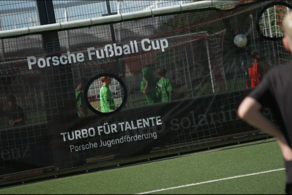 Footage von Fans und Mitmachaktionen beim Porsche Fußball Cup.