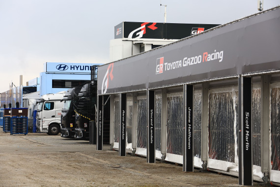 Der Servicepark in Passau steht bereit. Während die Fahrzeuge noch den letzten Schliff erhalten, sind die Fahrer und Copiloten bereits in der Rallye-Region angekommen und besichtigen ab Montag die Strecken