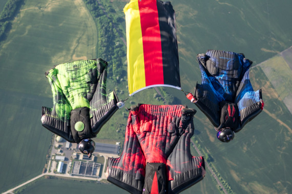 Beim Wingsuit-Sport messen sich die Piloten in den Disziplinen Performance und Akrobatik
