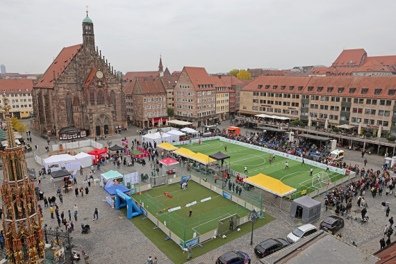 Der Hauptmarkt in Nürnberg wird zur Bühne der Vielfalt