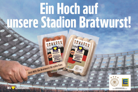 PRESSEMOTIV: Offizieller Ernährungspartner: Stadionatmosphäre für zuhause – EDEKA und der DFB bringen gemeinsam die „EDEKA Herzstücke Offizielle Stadion Bratwurst“ in die Märkte