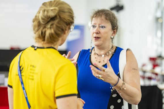 Andrea Milz (Staatssekretärin für Sport und Ehrenamt) im Gespräch.