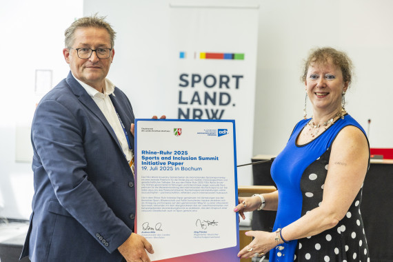 Unterzeichnung Initiative Paper durch Jörg Förster und Andrea Milz