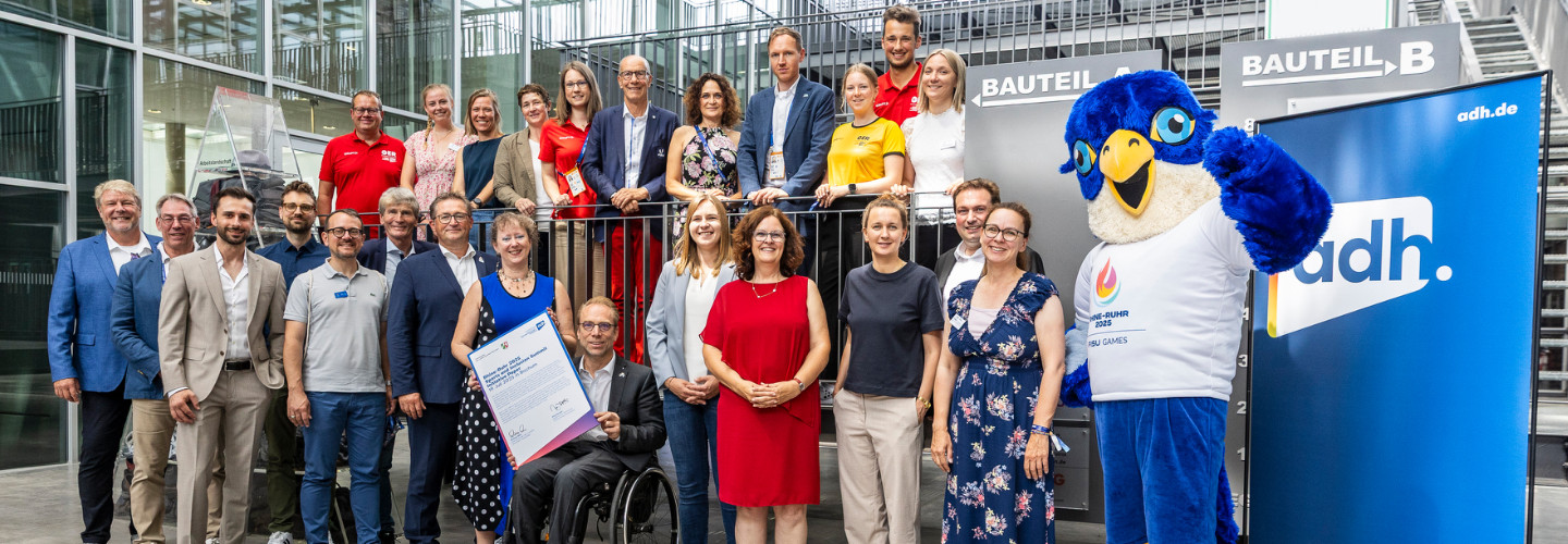 Unterzeichnung Initiative - Gruppenaufnahme