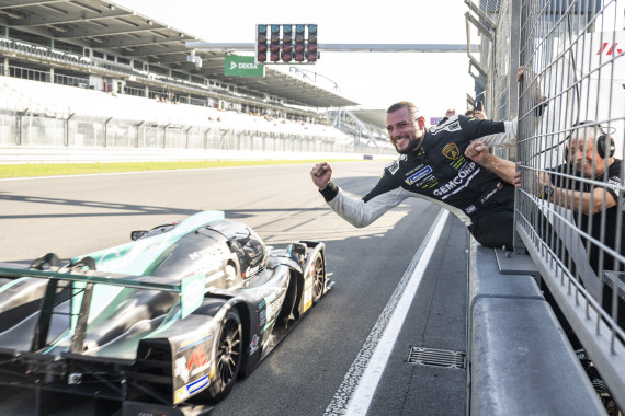 Pavel Lefterov bejubelt seinen Teamkollegen Danny Soufi bei der Zieldurchfahrt