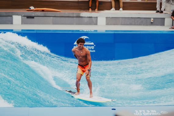 Profi-Surfer Ben Benson surft auf der citywave® Deep Ellum in Dallas, Texas