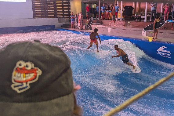 Profi-Surfer Ben Benson und Fabian Villarroel surfen zusammen auf der citywave® Deep Ellum in Texas