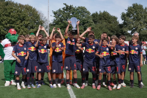Footage vom Finalspiel und der Siegerehrung des Porsche Fußball Cup