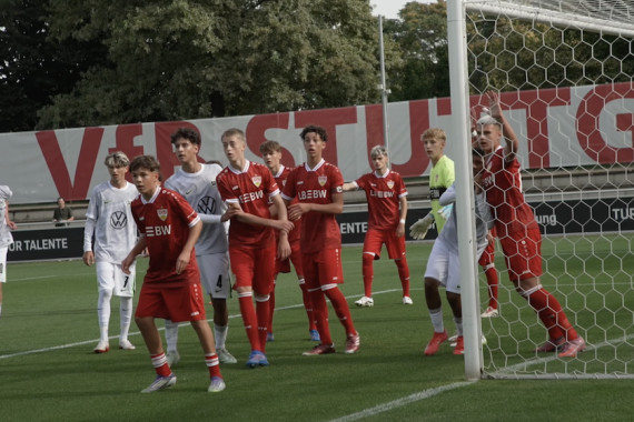 Footage der Halbfinal- und Platzierungsspiele am Finaltag des Porsche Fußball Cup