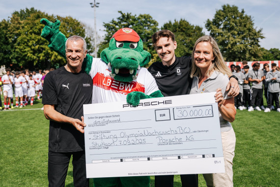 Porsche Fußball Cup 2025: Albrecht Reimold, Mitglied des Vorstandes, Produktion und Logistik, Porsche AG, Velten Schneider, 3000-Meter-Hindernisläufer und Kristin Redanz, Geschäftsführerin der Stiftung OlympiaNachwuchs Baden-Württemberg