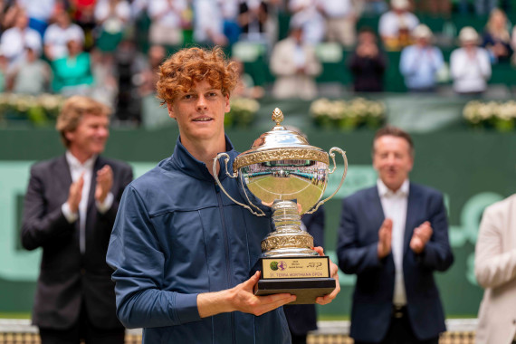 Sinner mit Siegerpokal: Die Nummer eins der Welt gewinnt das 500er-Event in HalleWestfalen